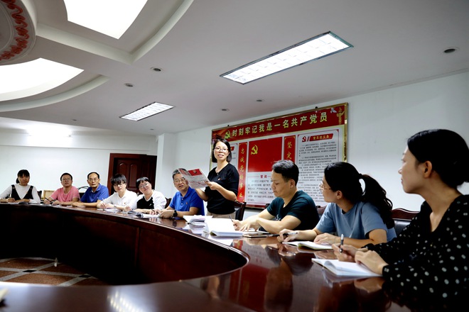 图为11月5日，福建省南安市委巡察一组临时党支部组织集中学习全会精神（黄文彪 摄）_副本.jpg