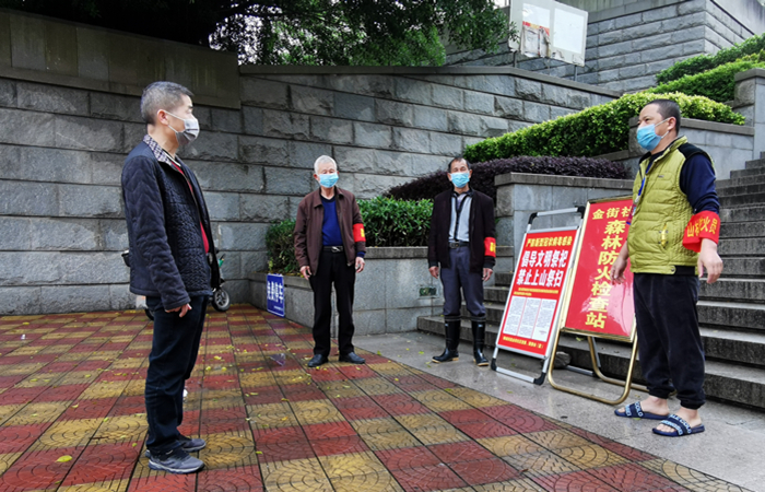 驻市住建局纪检监察组干部到市区南山公园路口督查祭扫管控.jpg