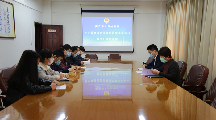 驻市检察院纪检监察组以党小组形式分别对党员开展防控纪律教育.jpg
