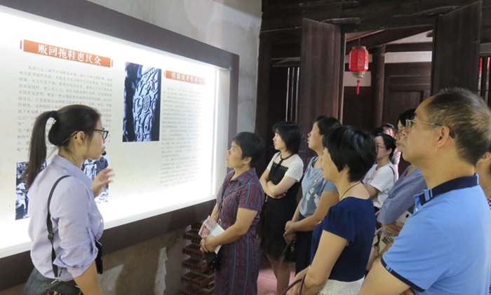 驻市财政局纪检监察组：参观家风家训馆 传承弘扬好家风.jpg