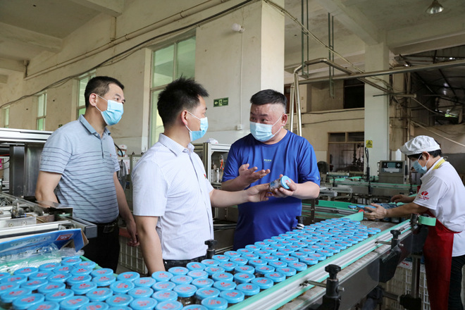 图为近日，福建省南安市纪检监察干部走访企业了解有关问题(黄文彪 摄)_副本.jpg