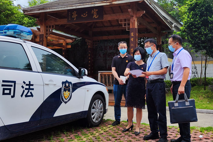 驻市人大机关纪检监察组干部排查监督单位公车管理使用情况，严防“车轮上的腐败”。.jpg