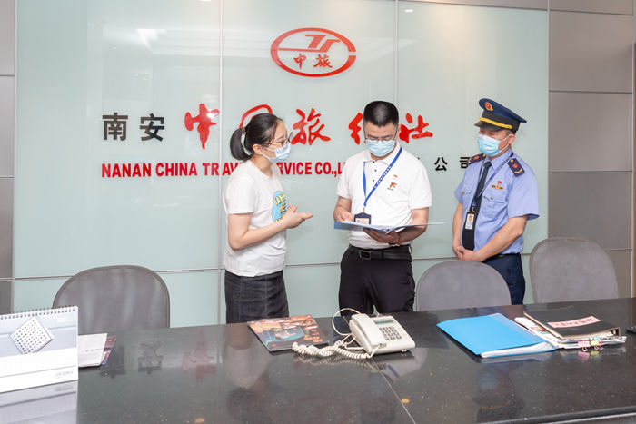 驻市市场监督管理局纪检监察组干部深入辖区旅行社，深挖细查隐形变异“四风”问题。.jpg