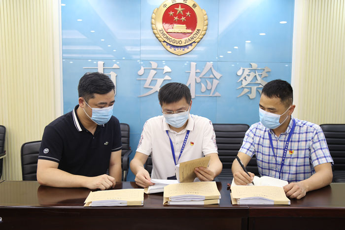 驻市人民检察院纪检监察组干部查阅驻在部门“三公”经费使用情况。.jpg