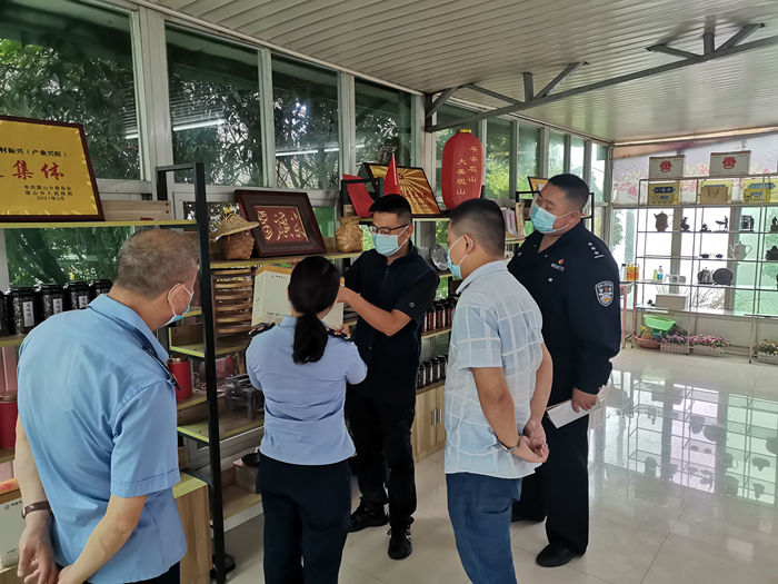 眉山乡纪委监察组联合相关职能部门，对辖区内的礼品店开展“四风”问题专项督查。.jpg