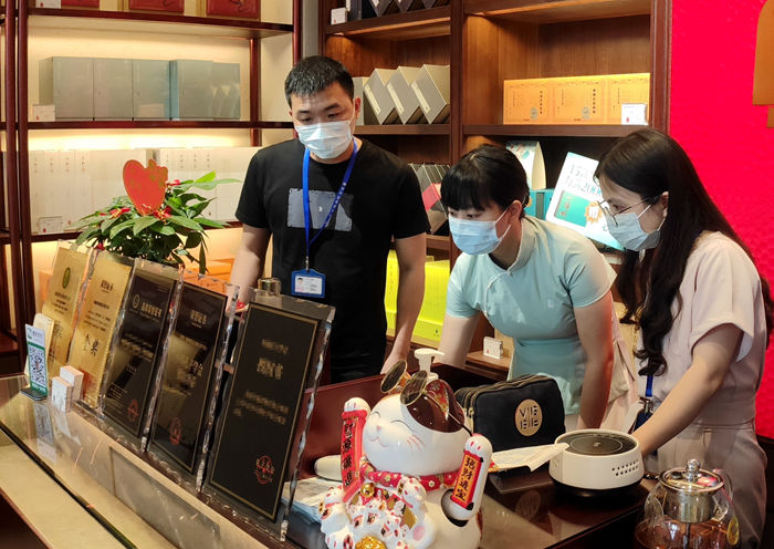 官桥镇纪委监察组干部深入礼品特产店、烟酒商行等场所，查纠违规公款购买消费等“四风”问题。.jpg